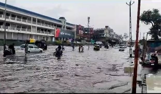 Gujarat Rain: હવામાન વિભાગની આગાહીને પગલે રાજ્યના અનેક વિસ્તારોમાં વરસાદી માહોલ છવાયો છે. હાલમાં રાજ્યમાં બેથી ત્રણ વરસાદી સિસ્ટમ સક્રિય થઈ છે. રાજ્યમાં અત્યાર સુધી 50% જેટલો વરસાદ થઈ ચૂક્યો છે.