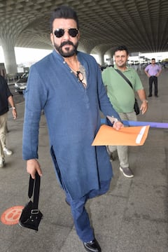 फुल ब्लू लुक में एयरपोर्ट पर स्पॉट हुए Sanjay Dutt, कुर्ता-जीन्स पहन लगे हैंडसम हंक