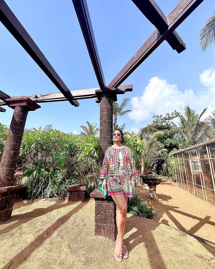 Aceing perfect beach looks, Hina paired her outfit with black shades and sandals. (Image Source: Instagram/Hina Khan)