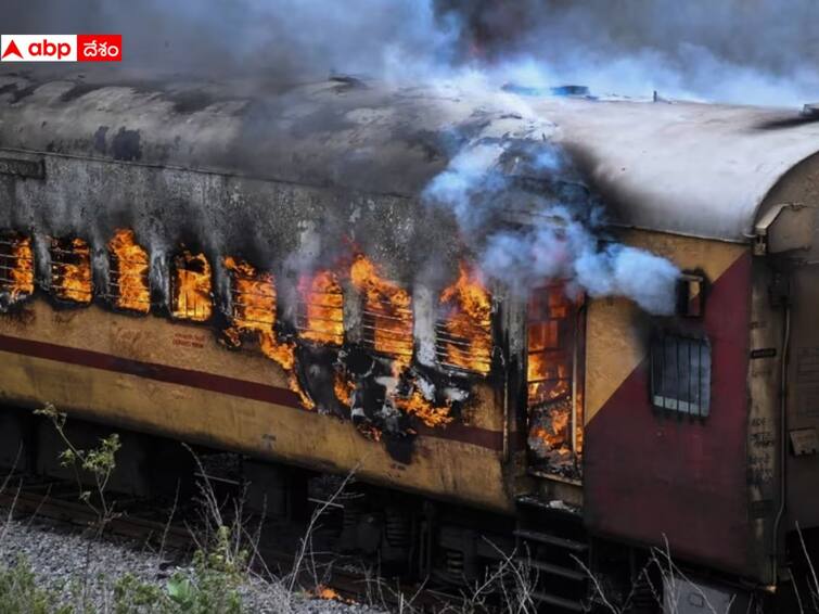 Falaknuma Fire Accident Reason for Falaknuma Express Fire Accident Falaknuma Fire Accident: ఫలక్ నుమా ఎక్స్ ప్రెస్ ప్రమాదానికి కారణమిదే! ఆ బోగీలోనే మంటలు చెలరేగాయన్న క్లూస్ టీమ్