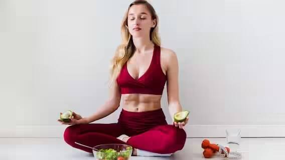 આદુ તેના એન્ટીબેક્ટેરિયલ ગુણધર્મો માટે જાણીતું છે. તે શરીરને ડિટોક્સિફાય કરવામાં મદદ કરે છે. તમે તેને તમારી સ્મૂધીમાં ઉમેરીને શરીરને ડિટોક્સિફાય માટે ઉપયોગમાં લઇ શકો છો.