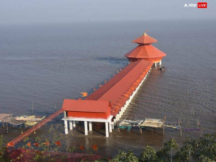 स्तंभेश्वर महादेव मंदिर - स्तंभेश्वर महादेव मंदिर गुजरात के कवि कंबोई में स्थिति है. इस मंदिर में स्वंय समुद्र अभिषेक करता है.समुद्र के बीच बसा ये शिव मंदिर दिन में दो बाद समुद्र की लहरों में पूरी तरह डूब जाता है. ऐसा सुबह और शाम दो बार होता है.