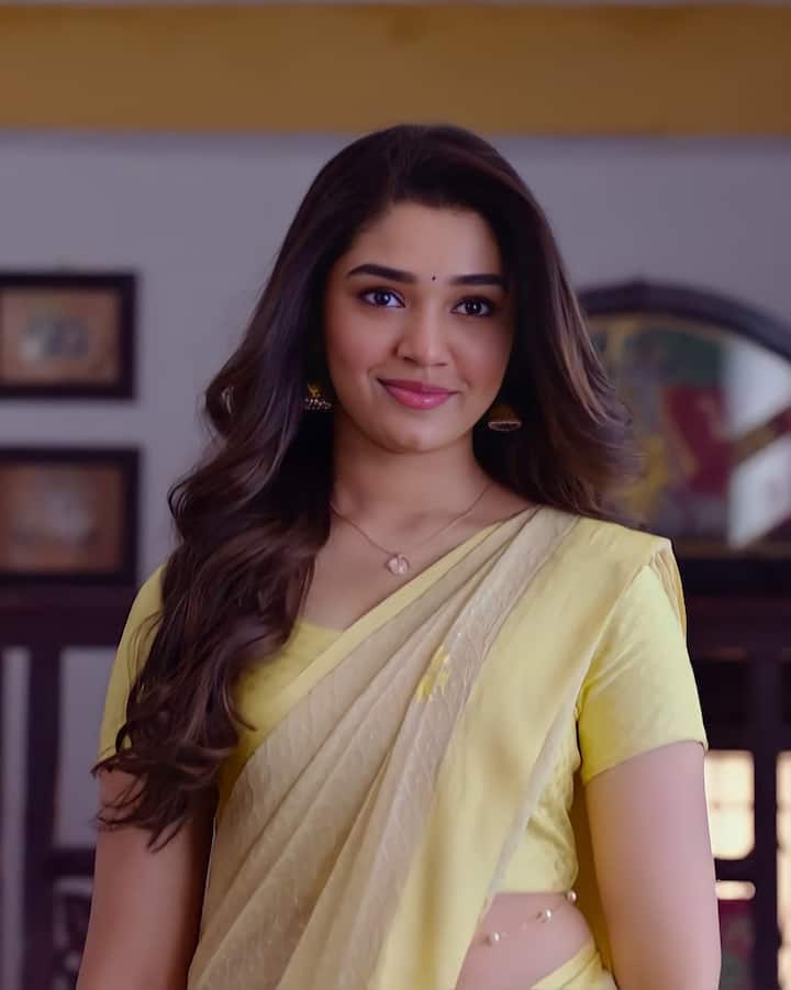 க்ரித்தி செல்லும் இடங்களுக்கு எல்லாம் செல்வது, மேலும் குறிப்பிட்ட பொது இடங்களுக்கு வரச்சொல்லி, தன்னை காதலிக்கச் சொல்லி அந்நபர் க்ரித்திக்கு தொந்தரவு கொடுத்து வருவதாகவும் தகவல் பரவியது