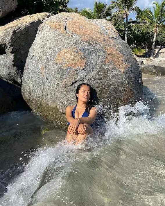 Photos: At the age of 56, people were shocked to see such a bikini photoshoot, gave sensual poses in water...