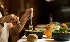 Health Tips : रात्री उशिरा जेवणं ठरेल घातक; उद्भवतील 'या' समस्या