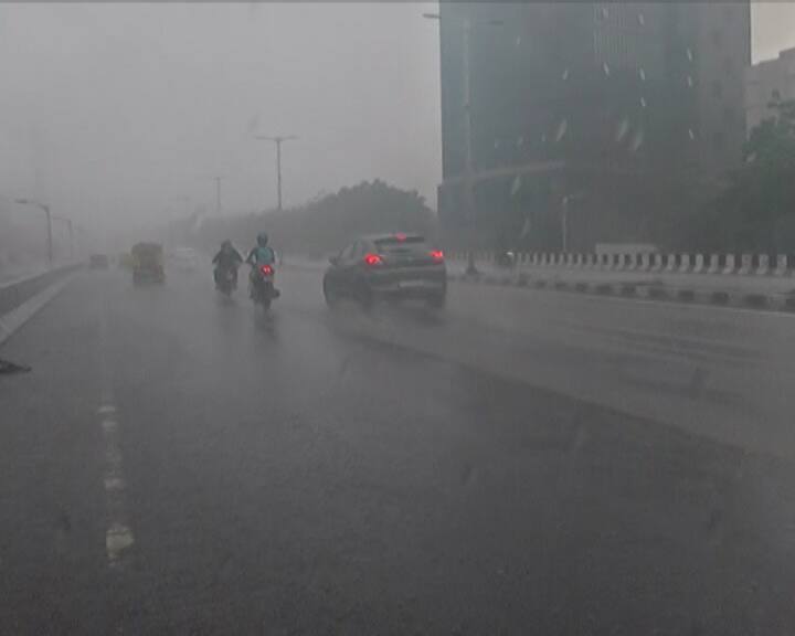 Ahmedabad Rain: Visibility reduced due to heavy rain in Ahmedabad, water filled roads Ahmedabad Rain: અમદાવાદમાં ભારે વરસાદથી વિઝિબિલિટી ઘટી, રોડ પર ભરાયા પાણી