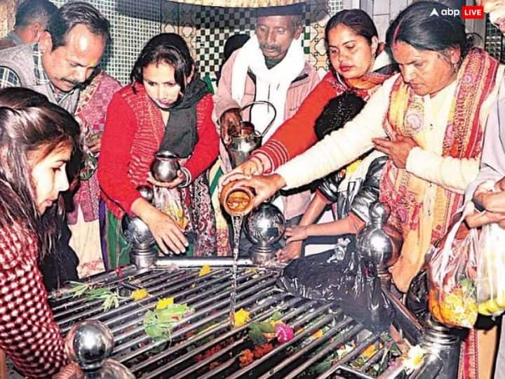 पातालेश्वर मंदिर - उत्तरप्रदेश के बहनोई गांव में मौजूद पातालेश्वर मंदिर में शिवलिंग पर झाड़ू चढ़ाने की परंपरा है. मान्यता है झाड़़ू चढ़ाने पर चर्म रोग से मुक्ति मिल जाती है.