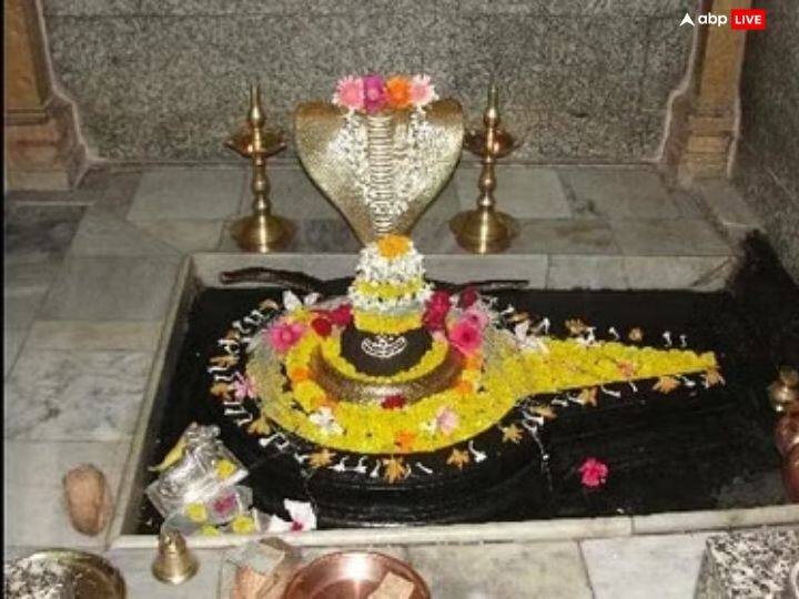 मंदिर के अंदर ठंडा, बाहर गर्मी - उड़ीसा के टिटलागढ़ में एक ऐसा अनोख शिव मंदिर है जहां मंदिर के बाह तो प्रचंड गर्मी होती है लेकिन गर्भग्रह में इतनी ठंडक होती है कि 5 मिनट पर रुकना दुश्वार हो जाता है. कुम्हड़ा पहाड़ पथरीली चट्टानों पर बने इस मंदिर का ये रहस्य आज तक कोई नहीं सुलझा पाया.