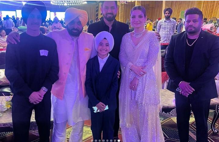 ਇਸ ਤਸਵੀਰ ਵਿੱਚ ਤੁਸੀ ਸੀਐਮ ਮਾਨ ਨੂੰ ਗਿੱਪੀ ਗਰੇਵਾਲ ਦੇ ਪੂਰੇ ਪਰਿਵਾਰ ਨਾਲ ਦੇਖ ਸਕਦੇ ਹੋ...