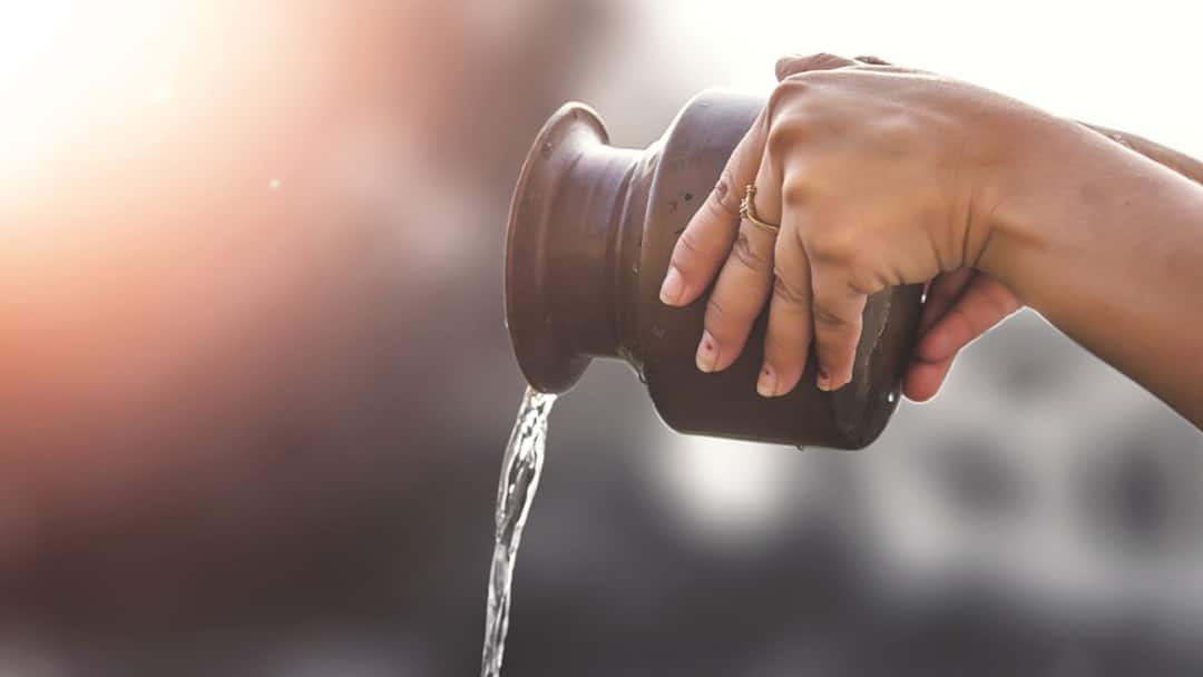 These Gangajal Remedies its heps to emprove economic condition Gangajal Remedies: ગંગાજળનું પાણી ચત્કારી ગુણોથી સભર, આ સિદ્ધ ઉપાયથી થશે આર્થિક કટોકટી દૂર