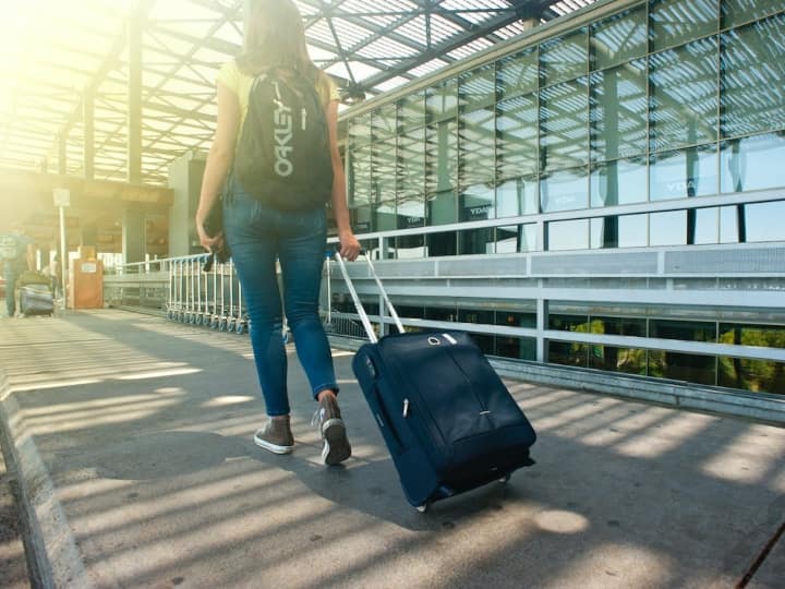 बस, ट्रेन या फ्लाइट के सफर में आमतौर पर ट्रॉली बैग का ट्रेंड बहुत प्रचलित है, जिसे व्हील सूटकेस भी कहा जाता है. लेकिन दुनिया में एक ऐसी जगह भी है, जहां आप इसे लेकर नहीं जा सकते हैं.