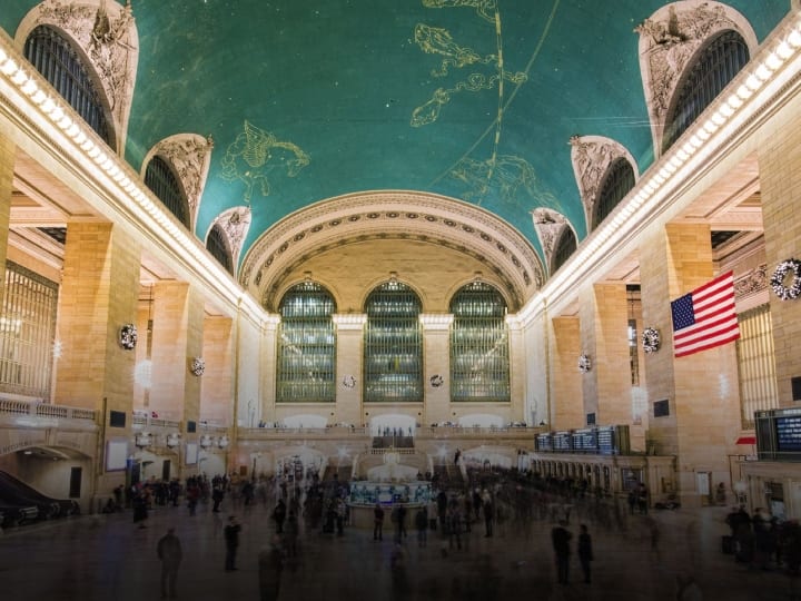 ग्रांड सेंट्रल टर्मिनल, न्यूयॉर्क में एक प्रसिद्ध लैंडमार्क और परिवहन केंद्र है. यह 2 फरवरी 1913 को खुला था और विश्व के सबसे बड़े रेलवे स्टेशनों में से एक है. इसकी 44 प्लेटफॉर्मों की संख्या के कारण यह गिनीज वर्ल्ड रिकॉर्ड बनाने का गर्व है. इसकी सुंदर आर्ट और वास्तुकला के कारण यह कई हॉलीवुड फिल्मों में भी दिखाया गया है. इसकी छत और मध्य भाग में स्थित चारों ओर साइडेड मोनयूमेंटल क्लॉक इसे खास बनाते हैं.