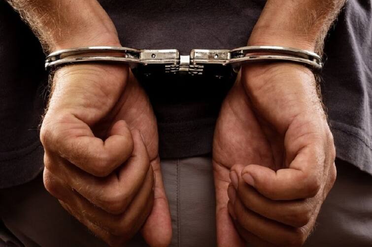 Gujarat ATS arrests persons spying for Pakistan from Kutch, know what is the whole matter Kutch News: પટાવાળા તરીકે ફરજ બજાવતો આ શખ્સ પાકિસ્તાન માટે કરતો હતો જાસુસી,ગુજરાત ATSએ  કરી ધરપકડ