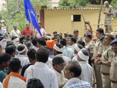 बस्तर में फूटा आदिवासियों का गुस्सा, अपनी मांगों को लेकर 12 कांग्रेसी विधायकों के कार्यालय का किया घेराव