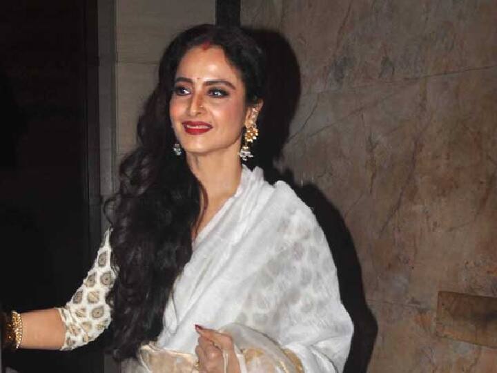 Rekha Barbie Girl: आर्टिफिशियल इंटेलीजेंस दिनोंदिन एडवांस होता जा रहा है और अपने कारनामों से लोगों को हैरान कर दे रहा है. इस बार एआई ने रेखा की फोटोज तैयार की है...