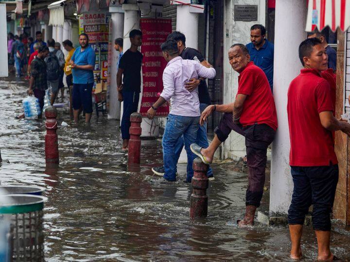 दिल्ली में शनिवार को भारी बारिश होने के कारण शहर के कई इलाके जलमग्न हो गये. आईएमडी ने शनिवार को शहर में और बारिश को लेकर 'ऑरेंज' अलर्ट और रविवार के लिये 'येलो अलर्ट' की चेतावनी जारी की है.