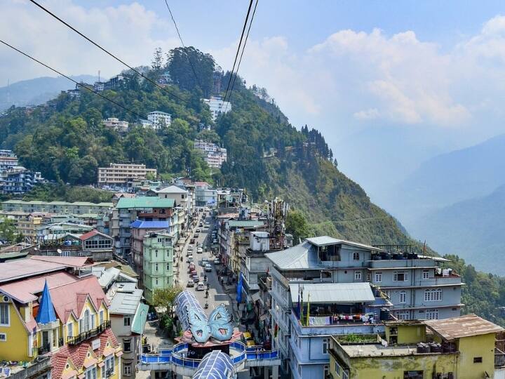 सिक्किम में ही आपको बर्फ से ढके पहाड़, मठ और सुंदर शाम का आनंद मिल सकता है. लेकिन आप यहां प्रॉपर्टी नहीं खरीद सकते और ना ही किसी जगह के मालिक बन सकते हैं.