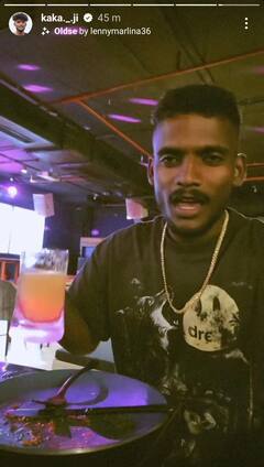 PICS: ਗਾਇਕ ਕਾਕੇ ਨੇ ਕੈਮਰੇ ਸਾਹਮਣੇ ਕੀਤੀ ਅਜੀਬ ਹਰਕਤ, ਬੀਅਰ 'ਚ ਬਿਸਕੁਟ ਡੁਬੋ ਕੇ ਖਾਂਦਾ ਆਇਆ ਨਜ਼ਰ