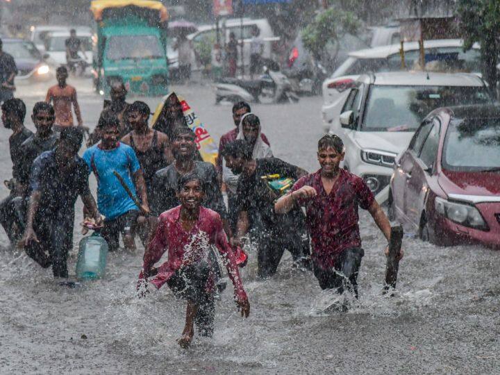 पीटीआई के मुताबिक मौसम विभाग ने एक ट्वीट में कहा, दिल्ली और राष्ट्रीय राजधानी क्षेत्र (एनसीआर) सहित यमुनानगर, कुरूक्षेत्र, करनाल, असंध, सफीदों, पानीपत, गोहाना, गन्नौर, महम, सोनीपत, रोहतक, खरखौदा, भिवानी, चरखी दादरी, मट्टनहेल, झज्जर, कोसली, सोहना, रेवाड़ी (हरियाणा) के कई स्थानों पर हल्के से मध्यम दर्जे की बारिश जारी रहेगी.