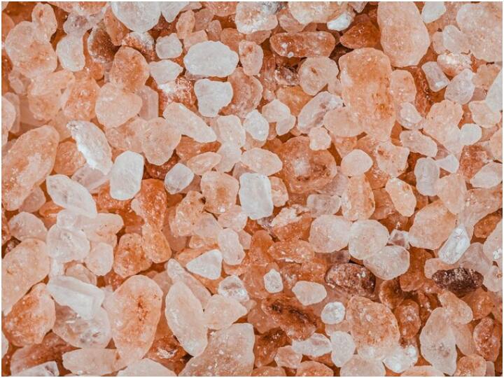 वैसे अगर कुछ किलो नमक जमीन के नीचे दबाते हैं तो वो बाहर नहीं आता है और वहां की मिट्टी को ही प्रभावित करता है.