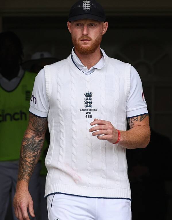 இங்கிலாந்து கேப்டனாக பென் ஸ்டோக்ஸ் சிறப்பான ஆட்டத்தை வெளிப்படுத்தி இங்கிலாந்து அணியை சரிவில் இருந்து மீட்டார். 108 பந்துகளை எதிர்கொண்ட அவர் 80 ரன்கள் அடித்து ஆட்டமிழந்தார்.