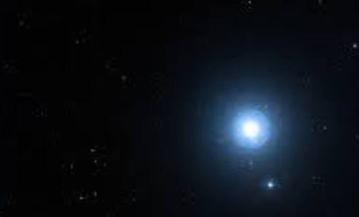 পৃথিবী থেকে রেগুলাসের দূরত্ব ৭০ আলোকবর্ষ। পৃথিবীর সবচেয়ে নিকটতম নক্ষত্র সেটি। প্রাচীন কালে ইরানে চারটি রাজকীয় নক্ষত্রের মধ্যে ধরা হতো সেটিকে।