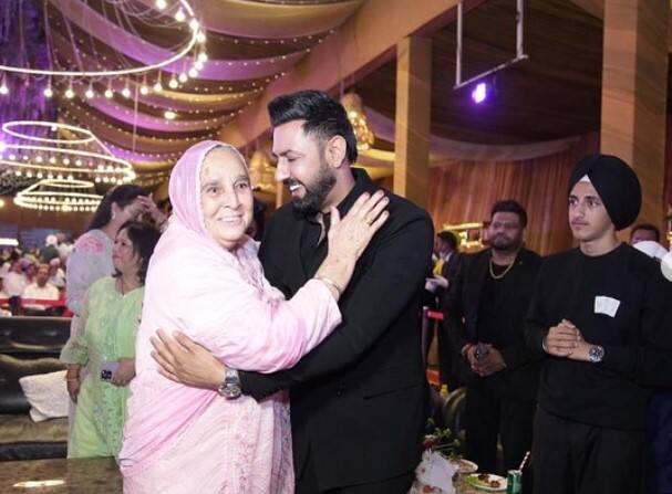 ਇਸ ਤਸਵੀਰ ਵਿੱਚ ਪੰਜਾਬੀ ਗਾਇਕ ਗਿੱਪੀ ਗਰੇਵਾਲ ਸੀਐਮ ਮਾਨ ਦੀ ਮਾਤਾ ਨਾਲ ਦਿਖਾਈ ਦੇ ਰਹੇ ਹਨ।