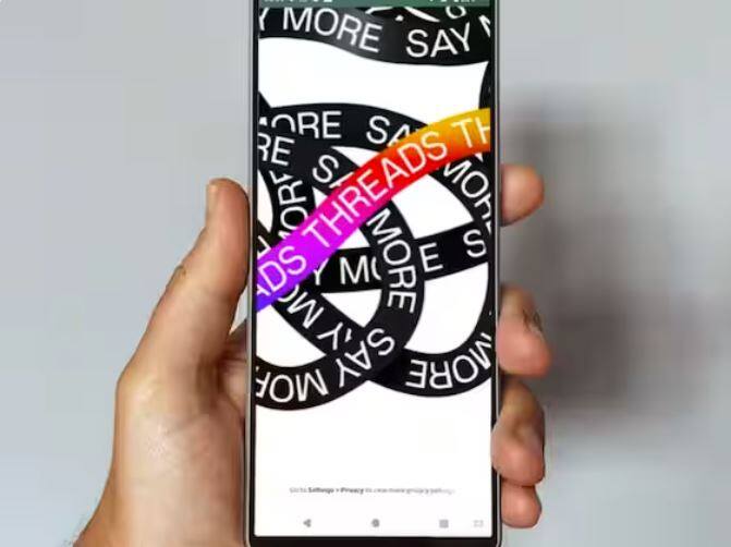 ਐਂਡਰਾਇਡ 'ਤੇ ਥ੍ਰੈਡਸ ਦੇ ਬੀਟਾ ਸੰਸਕਰਣ ਦੇ ਵੇਰਵੇ ਨੂੰ ਥ੍ਰੈਡਸ ਐਪ ਵਿੱਚ ਇੱਕ ਮੈਟਾ ਇੰਜੀਨੀਅਰ ਦੁਆਰਾ ਸਾਂਝਾ ਕੀਤਾ ਗਿਆ ਹੈ। ਪੋਸਟ 'ਚ ਲਿਖਿਆ ਗਿਆ ਸੀ ਕਿ ਜੋ ਐਂਡ੍ਰਾਇਡ ਯੂਜ਼ਰਸ ਅਧੁਨਿਕ ਰਹਿਣਾ ਪਸੰਦ ਕਰਦੇ ਹਨ ਉਹ ਹੇਠਾਂ ਦਿੱਤੇ ਸਾਡੇ ਬੀਟਾ ਲਈ ਸਾਈਨ ਅੱਪ ਕਰ ਸਕਦੇ ਹਨ। ਮੈਟਾ ਇੰਜੀਨੀਅਰ ਨੇ ਥ੍ਰੈਡਸ ਪੋਸਟ ਵਿੱਚ ਲਿਖਿਆ ਹੈ ਕਿ ਨਵੇਂ ਫੀਚਰ ਅਤੇ ਬੱਗ ਫਿਕਸ ਪਹਿਲਾਂ ਇੱਥੇ ਆਉਣਗੇ।