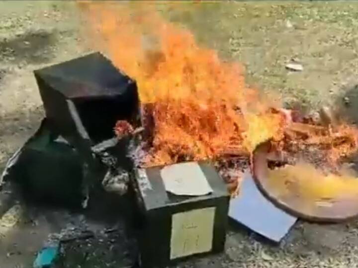 Watch: बंगाल पंचायत चुनाव में बूथ कैप्चरिंग, कूचबिहार में बैलट बॉक्स लेकर भागा शख्स, दूसरी जगह मतपेटी में लगाई आग