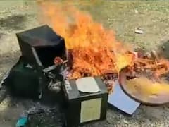 बंगाल पंचायत चुनाव में बूथ कैप्चरिंग, कूचबिहार में बैलट बॉक्स लेकर भागा शख्स, दूसरी जगह मतपेटी में लगाई आग