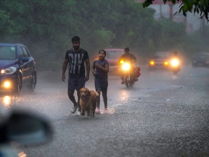 Delhi Weather Update 8 July 2023 IMD Forecast Yellow Alert for Rain Noida Ghaziabad Gurugram Ka Mausam Delhi Rain Alert: दिल्ली में सुबह से हो रही तेज बारिश, दिन में छाया अंधेरा, IMD ने जारी किया येलो अलर्ट