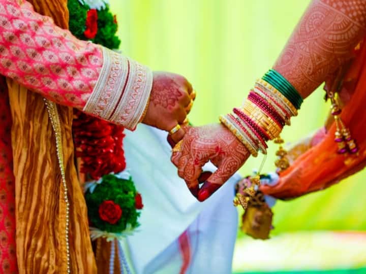 saptapadi the 7 steps taken by bride and groom in wedding is a 7 oaths of their marriage life Saptapadi: పెళ్లిలో వధూవరులు 7 అడుగులు ఎందుకు వేస్తారు? అంత అర్థముందా?