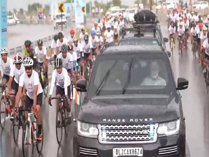 Prime Minister Narendra Modi holds roadshow in Bikaner cycle rally accompanies him PM  Modi : சைக்கிள் பேரணி.. கொட்டும் மழையில் காரில் சென்ற பிரதமர் மோடி.. பார்ப்பதற்காக திரண்ட மக்கள்..