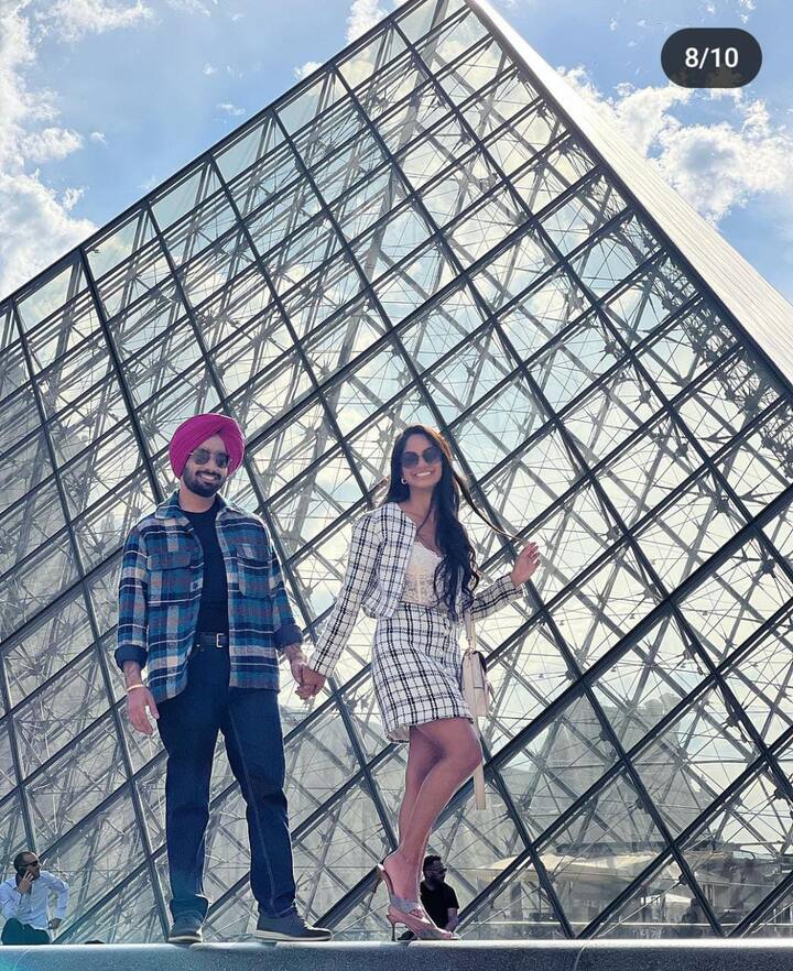 ਇਸ ਦੇ ਨਾਲ ਨਾਲ ਇਹ ਵੀ ਦੱਸ ਦਈਏ ਕਿ ਹਾਲ ਹੀ 'ਚ ਸਰਤਾਜ ਦਾ ਗਾਣਾ 'ਪੈਰਿਸ ਦੀ ਜੁਗਨੀ' ਰਿਲੀਜ਼ ਹੋਇਆ ਸੀ। ਇਸ ਗਾਣੇ 'ਚ ਸਰਤਾਜ ਨੇ ਫਰੈਂਚ ਭਾਸ਼ਾ 'ਚ ਵੀ ਕੁੱਝ ਲਾਈਨਾਂ ਗਾਈਆਂ ਸੀ।