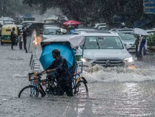 Delhi Rain: ભારે વરસાદના કારણે દિલ્હી પાણી-પાણી, કલાકો સુધી ટ્રાફિકમાં ફસાયા લોકો, જુઓ તસવીરો