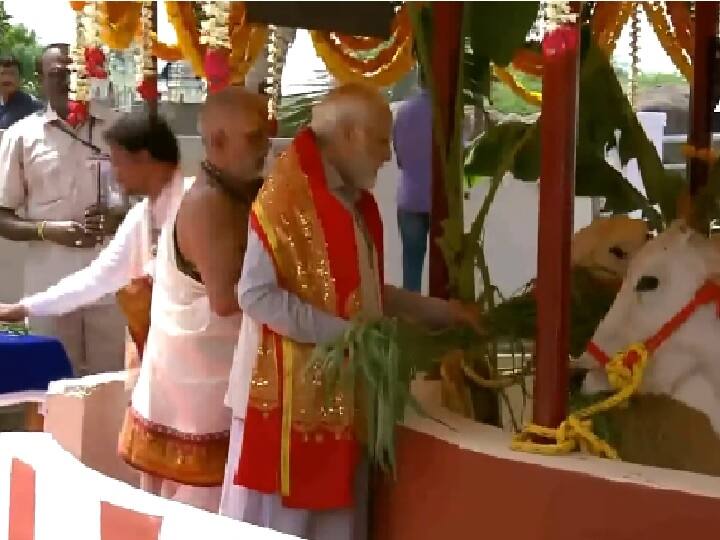 PM Narendra Modi offers prayers in Bhadrakali Temple in Warangal Telangana PM Modi in Telangana: पीएम मोदी ने तेलंगाना के भद्रकाली मंदिर में की पूजा, गाय को खिलाया चारा, 6100 करोड़ की परियोजनाओं की शुरुआत