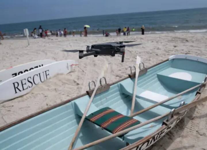 New York unleashes shark monitoring drones amid soaring attack incidents along shorelines Shark Attack: न्यूयॉर्क के समुद्र तट पर बढ़ गया है शार्क का आतंक, ड्रोन से की जा रही निगरानी