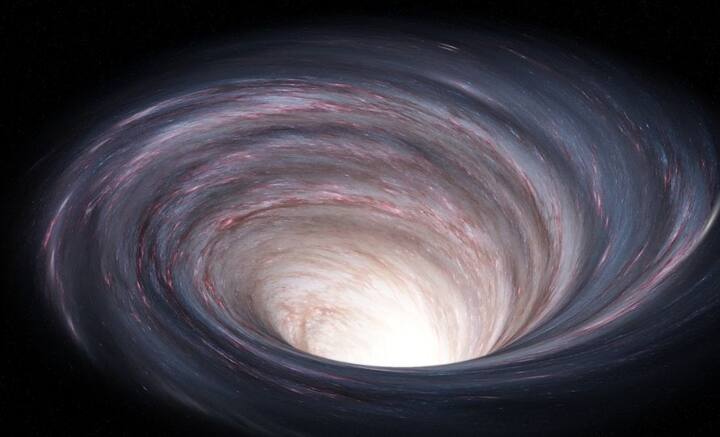 J221951 কৃষ্ণগহ্বরটির এই ভোলবদলের যে ব্যাখ্যা দিয়েছেন বিজ্ঞানীরা, তা হল, তীব্র গতিতে ছুটে চলা এক নক্ষত্রকে গিলে ফেলে সে। তাকে ছিড়েখুঁড়ে খেতে গেলে চারিদিকে ছড়িয়ে ছিটিয়ে পড়ে তার খণ্ড। তা থেকে বিস্ফোরণ ঘটেই আলোয় উদ্ভাসিত হয়ে ওঠে কৃষ্ণগহ্বরটি।