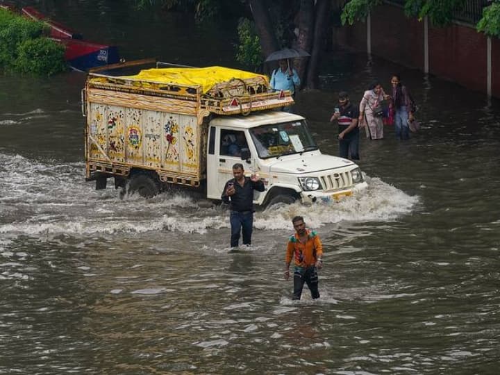 Delhi Heavy Rain Causes Traffic Jam Waterlogging in Several Areas Delhi NCR News Delhi Heavy Rain: दिल्ली में भारी बारिश से पानी-पानी हुई राजधानी, सड़कों पर जलभराव, ट्रैफिक जाम से बेहाल हुए लोग