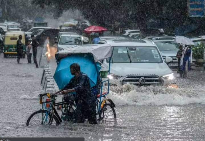 Delhi Rain: ਦਿੱਲੀ 'ਚ ਸਵੇਰ ਤੋਂ ਲਗਾਤਾਰ ਮੀਂਹ ਪੈ ਰਿਹਾ ਹੈ। ਇਸ ਮੀਂਹ ਨੇ ਲੋਕਾਂ ਨੂੰ ਗਰਮੀ ਤੋਂ ਰਾਹਤ ਤਾਂ ਜ਼ਰੂਰ ਦਿਵਾਈ ਹੈ ਪਰ ਜਾਮ ਕਾਰਨ ਕੰਮ ’ਤੇ ਜਾਣ ਵਾਲੇ ਲੋਕਾਂ ਨੂੰ ਮੁਸ਼ਕਲਾਂ ਦਾ ਸਾਹਮਣਾ ਕਰਨਾ ਪਿਆ ਹੈ।