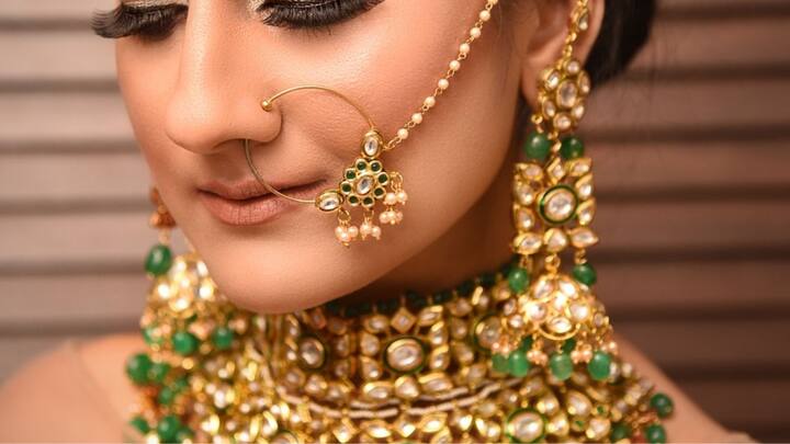 সোনা মানে শুভ। সোনা মানে সম্পত্তি। সোনা মানে সুরক্ষা। সোনা মানে সোহাগ। বাঙালির ঘরে যা কিছু সুন্দর তাই সোনা। তা সে সুন্দর স্বর্ণালী সন্ধেই হেক বা সোনার টুকরো মেয়ে !