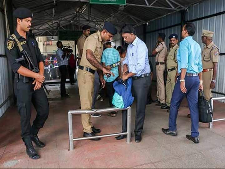 संशयास्पद कॉलनंतर राज्यभरातील रेल्वे स्थानकांवर 'हाय अलर्ट'; मेसेज पाठवणाऱ्याला गोव्यातून घेतलं ताब्यात Maharashtra News Railway stations across state on high alert after suspicious calls संशयास्पद कॉलनंतर राज्यभरातील रेल्वे स्थानकांवर 'हाय अलर्ट'; मेसेज पाठवणाऱ्याला गोव्यातून घेतलं ताब्यात