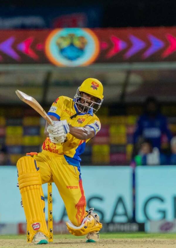 பின்னர் களமிறங்கிய திண்டுக்கல் தொடக்கம் முதலே தடுமாறியது. சரத்குமார் மட்டும் அணிக்காக தனி ஆளாக போராடினார்.