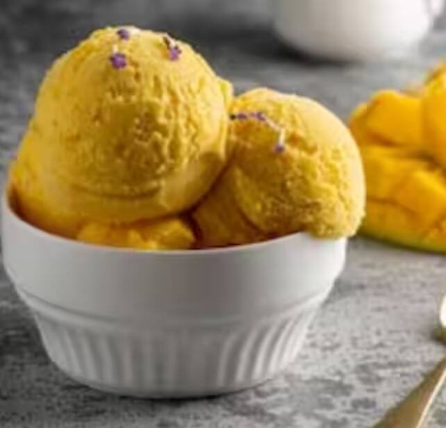 ਤੁਸੀਂ ਇਸਨੂੰ ਆਸਾਨੀ ਨਾਲ ਆਈਸਕ੍ਰੀਮ ਮੇਕਰ ਵਿੱਚ ਬਣਾ ਸਕਦੇ ਹੋ। ਇਸ ਆਸਾਨ ਵਿਅੰਜਨ ਨੂੰ ਤਿਆਰ ਕਰਨ ਲਈ, ਤੁਹਾਨੂੰ ਸਿਰਫ਼ ਗਾੜ੍ਹਾ ਦੁੱਧ, ਵੱਡੇ ਅੰਬ, ਕਰੀਮ, ਚਾਕਲੇਟ ਚਿਪਸ, ਵਨੀਲਾ ਐਬਸਟਰੈਕਟ ਅਤੇ ਚੀਨੀ ਦੀ ਲੋੜ ਹੈ। ਸਟੋਰ ਤੋਂ ਖਰੀਦੀ ਆਈਸਕ੍ਰੀਮ ਨੂੰ ਭੁੱਲ ਜਾਓ ਅਤੇ ਇਸ ਘਰੇਲੂ ਆਈਸਕ੍ਰੀਮ ਦਾ ਅਨੰਦ ਲਓ।