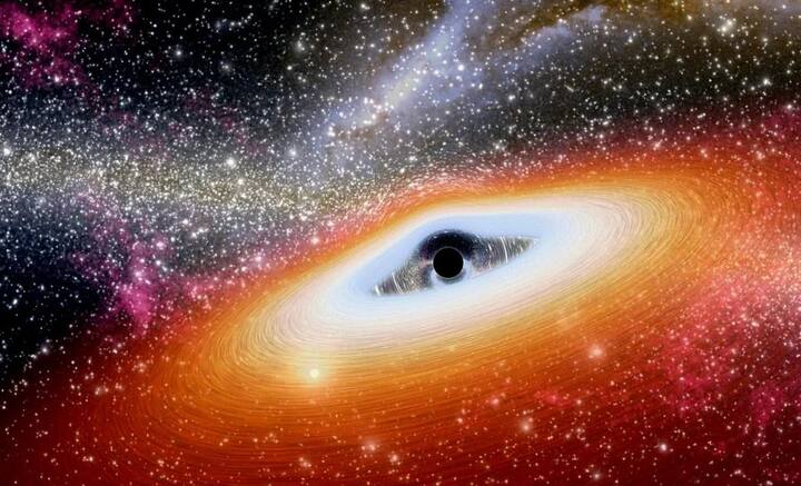 আরও একটি সম্ভাবনার কথা উঠে এসেছে। তা হল, J221951 কৃষ্ণগহ্বরটি ঘুমন্ত অবস্থা থেকে আচমকাই জেগে উঠেছে। ক্ষুধার জ্বালায়, সামনে যা পাচ্ছে, তা-ই পেটে চালান করে দিচ্ছে। চারপাশে বলয়ের মতো ঘিরে থাকা গ্যাসও বাদ যাচ্ছে না। তাতে মহজাগতিক বস্তুসমূহের মধ্যে সংঘর্ষ বাধছে। আর তা থেকেই জ্বলে উঠছে চারিদিক।