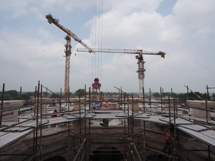 इससे पहले बीते दिनों मंदिर के गर्भगृह के छत का निर्माण कार्य पूरा हो गया था. हालांकि गर्भगृह के अंदर अभी भी कुछ काम चल रहा है.