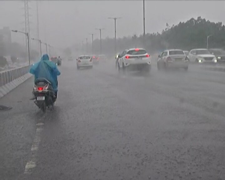 Ahmedabad Rain: અમદાવાદમાં ભારે વરસાદથી વિઝિબિલિટી ઘટી, રોડ પર ભરાયા પાણી