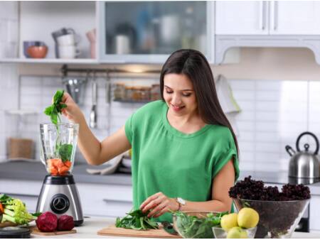 Iron Rich Smoothie: ਔਰਤਾਂ ਵਿੱਚ ਹਮੇਸ਼ਾ ਤੋਂ ਹੀ ਖੂਨ ਦੀ ਕਮੀ ਦੀ ਸ਼ਿਕਾਇਤ ਰਹਿੰਦੀ ਹੈ। ਖਾਸ ਕਰਕੇ ਗਰਭ ਅਵਸਥਾ ਦੌਰਾਨ ਅਨੀਮੀਆ ਦਾ ਖਤਰਾ ਬਣਿਆ ਰਹਿੰਦਾ ਹੈ। ਜੇ ਗਰਭ ਅਵਸਥਾ ਦੌਰਾਨ ਕਿਸੇ ਔਰਤ ਨੂੰ ਅਨੀਮੀਆ ਹੁੰਦਾ ਹੈ, ਤਾਂ ਇਸ ਦਾ ਅਸਰ ਬੱਚੇ ਦੇ ਵਿਕਾਸ 'ਤੇ ਵੀ ਪੈਂਦਾ ਹੈ।