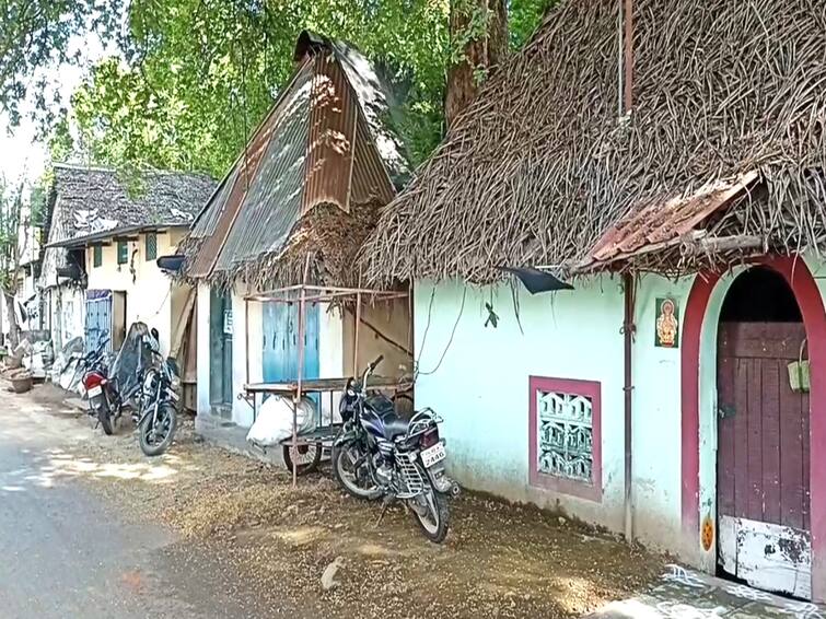 Mayiladuthurai People put up black flags on their houses against the highway department TNN மயிலாடுதுறையில் பரபரப்பு... நெடுஞ்சாலைத்துறைக்கு எதிராக வீடுகளில் கருப்பு கொடி கட்டிய மக்கள்