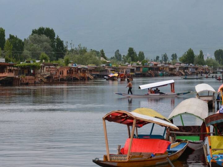 कश्मीर को धरती का स्वर्ग कहा जाता है और यहां बसने का सपना हर किसी का होता है. हालांकि, अब आप यहां अपने सपनों का घर देख सकते हैं, लेकिन अनुच्छेद 370 के हटने से पहले बाहरी लोगों या गैर-कश्मीरियों को यहां संपत्ति रखने की अनुमति नहीं थी.